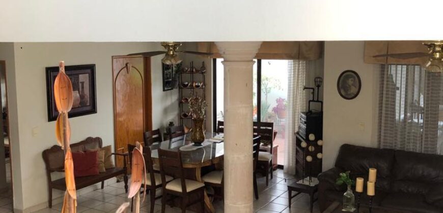02668 SE VENDE BONITA CASA POR AVENIDA INDEPENDENCIA, AGUASCALIENTES.