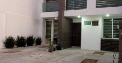 02846 SE VENDE BONITA CASA EN RESIDENCIAL AL PONIENTE DE LA CIUDAD, AGUASCALIENTES. 