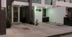 02846 SE VENDE BONITA CASA EN RESIDENCIAL AL PONIENTE DE LA CIUDAD, AGUASCALIENTES. 